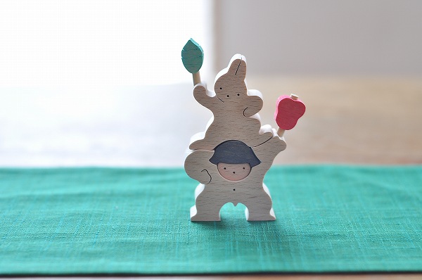 軍配を持つ金太郎とうさぎ